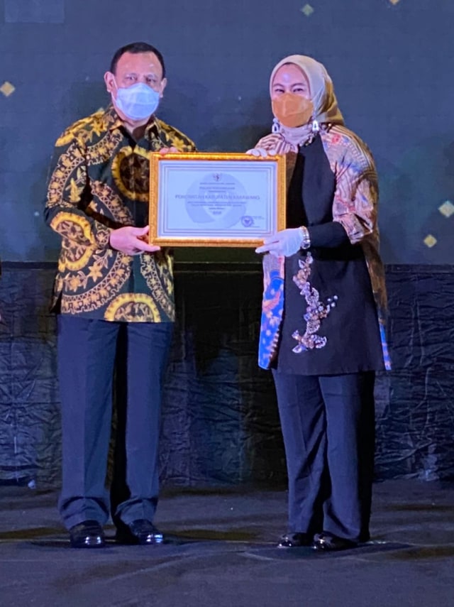 Bupati Karawang dr. Cellica Nurrachadiana menerima penghargaan sistem merit yang diserahkan oleh Ketua KPK