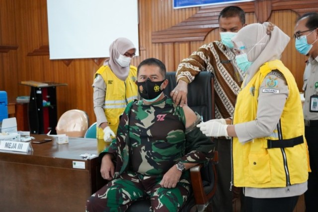 Danrem 032 Wirabraja Brigjen TNI Arief Gajah Mada saat mengikuti vaksin COVID-19 untuk kedua kalinya yang dilakukan di Aula Dinas Kesehatan Sumatera Barat. Foto: dok Korem 032 Wirabraja