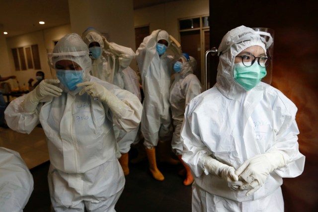 Sejumlah tenaga kesehatan memakai alat pelindung diri (APD) bersiap merawat pasien COVID-19 di Rumah Sakit Darurat (RSD) COVID-19, Wisma Atlet Kemayoran, Jakarta. Foto: Ajeng Dinar Ulfiana/REUTERS