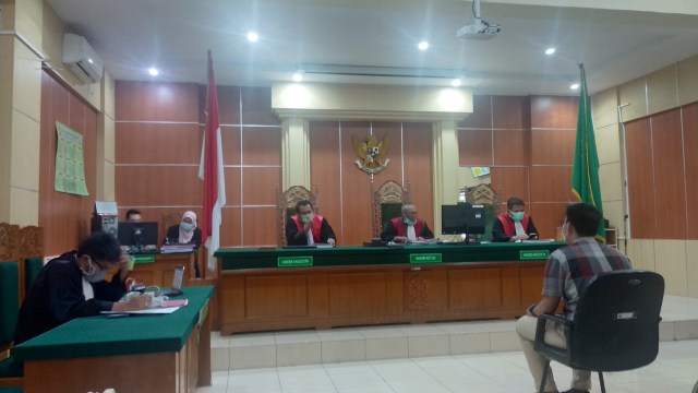 Aditya Fernando, terdakwa pembajakan film Keluarga Cemara pada persidangan di Pengadilan Negeri Jambi/Yovy Hasendra