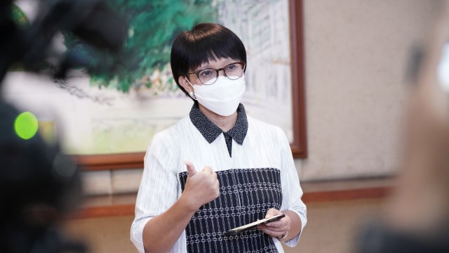Menlu RI Retno Marsudi saat memimpin pertemuan COVAX-AMC Engagement Group yang diselenggarakan secara virtual pada Rabu (27/1). Foto: Kemlu RI