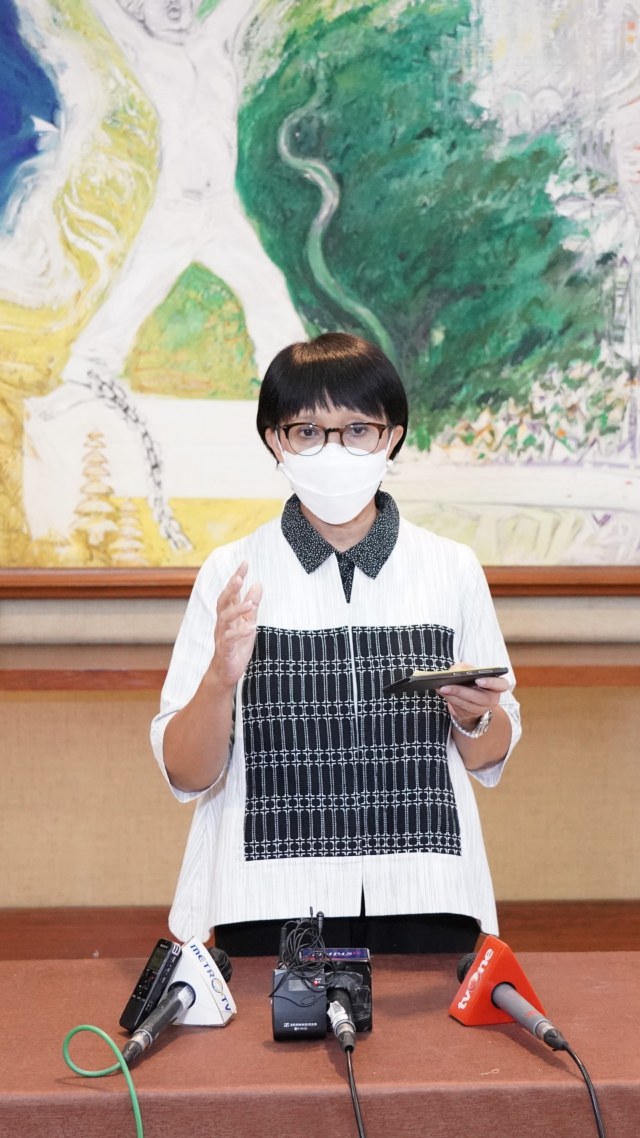 Menlu RI Retno Marsudi saat memimpin pertemuan COVAX-AMC Engagement Group yang diselenggarakan secara virtual pada Rabu (27/1). Foto: Kemlu RI