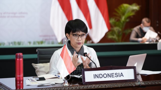 Menlu RI Retno Marsudi saat memimpin pertemuan COVAX-AMC Engagement Group yang diselenggarakan secara virtual pada Rabu (27/1). Foto: Kemlu RI
