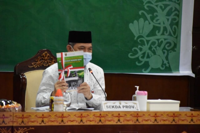 Sekretaris Daerah Prov. Kalteng Fahrizal Fitri saat melakukan Peluncuran Pedoman Tata Cara Pengakuan Keberadaan MHA Prov. Kalteng.
