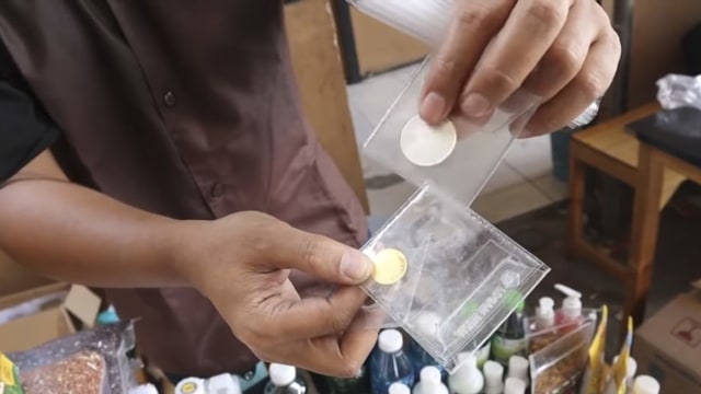 Pasar di Kelurahan Tanah Baru, Kecamatan Beji Kota Depok bertransaksi menggunakan uang dirham dan bertukar barang karena bertujuan untuk mencegah riba. Foto: Dok. Istimewa