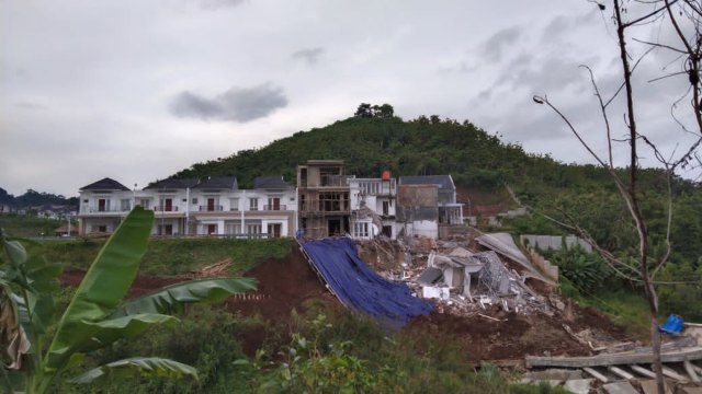 Perumahan Citraland Cluster Da Vinci yang runtuh akibat longsor, Selasa (26/1). | Foto : Bella Sardio