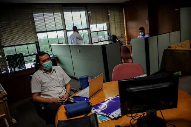 Aktivitas pekerja di PT INTI menerapkan pembatasan kegiatan di perkantoran di Bandung, Jawa Barat, Senin (11/1). Foto: Raisan Al Farisi/Antara Foto