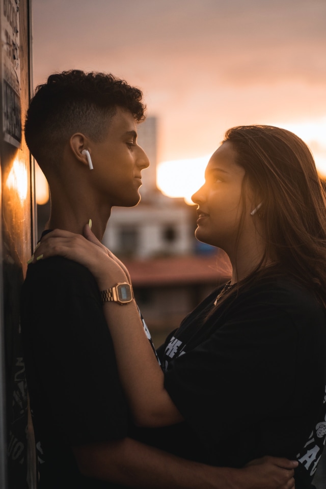 Ilustrasi pasangan zodiak melepas rindu. Foto: Pexels/David Gomes.