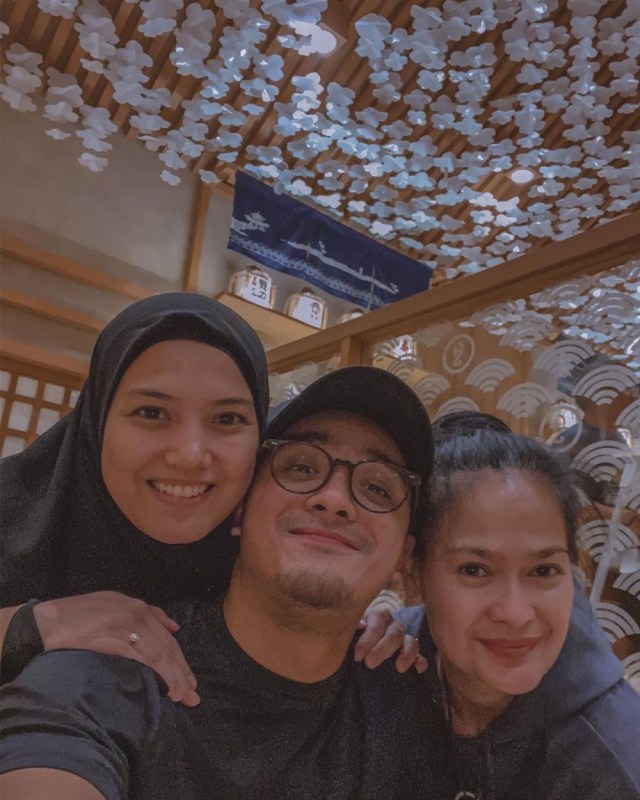 Ricky Harun, Istrinya, dan ibunda Donna Harun. Foto: Instagram @rickyharun