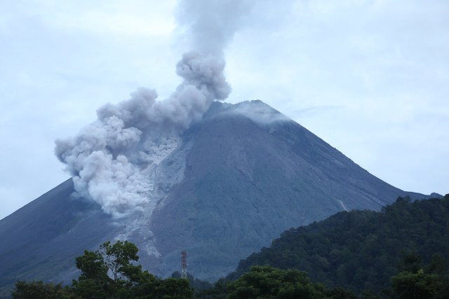 Awan panas guguran Gunung Merapi, pada 19 Januari 2021. Foto: Dokumentasi Andi Volcano
