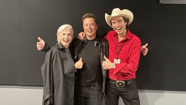 Maye Musk bersama anaknya Elon Musk dan Kimbal Musk (ki-ka) . Foto: Instagram/@mayemusk