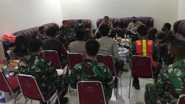 Kapolresta Mamuju, Kombes Pol Iskandar, mendamaikan oknum anggota TNI AU dan oknum polisi yang bertikai di Bandara Tampa Padang Mamuju. Foto: Dok. Humas Polda Sulbar