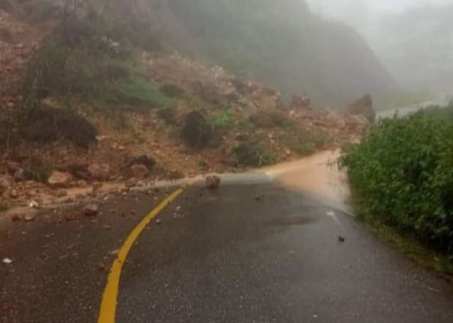 Material longsor yang menerpa badan jalan di ruas jalan negara Ruteng-Reo. Foto: istimewa. 