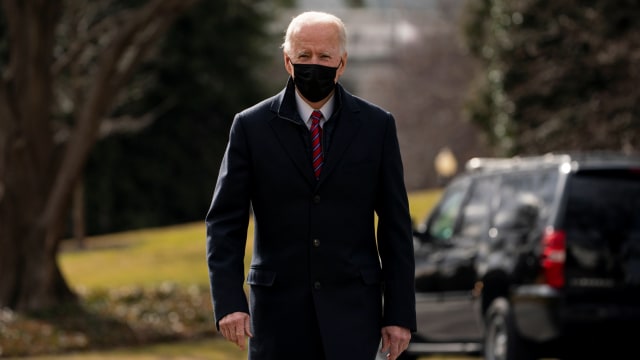 Presiden AS Joe Biden mengunjungi pusat vaksin COVID-19 di Pusat Medis Militer Nasional Walter Reed, di Bethesda, Maryland, AS, Jumat (29/1). Foto: Alex Brandon/AP Photo