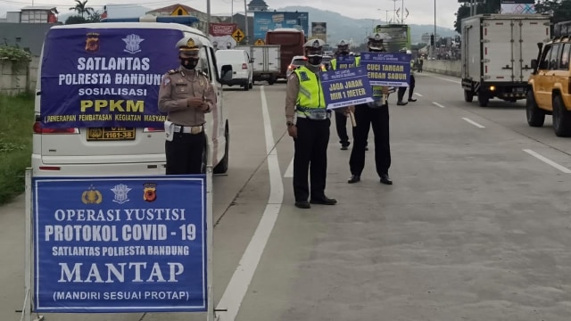 Polisi razia penerapan PPKM di Gerbang Tol Seroja, Bandung. Foto: Dok. Istimewa