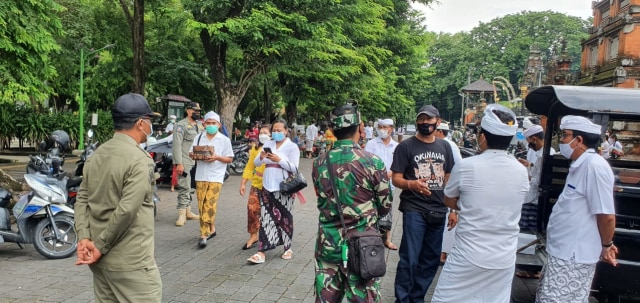 Pengawasan pelaksanaan persembahyangan Saraswati di Pura Jagat Natha, Denpasar, Bali - IST