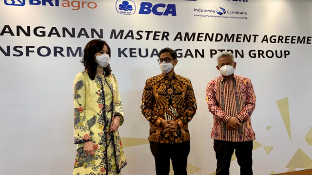 Penandatanganan MAA Restrukturisasi Utang antara PTPN III dengan sejumlah bank.
Foto: PTPN III