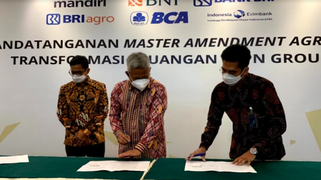 Penandatanganan MAA Restrukturisasi Utang antara PTPN III dengan sejumlah bank.
Foto: PTPN III