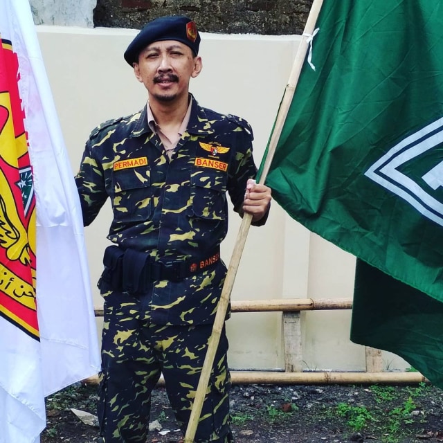 Abu Janda mengenakan seragam Banser. Foto: Instagram/@permadiaktivis2