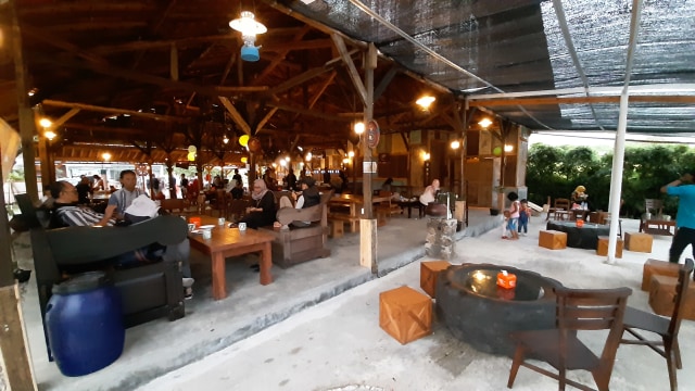 Suasana di Warung Djadul Cirebon. (Ciremaitoday)