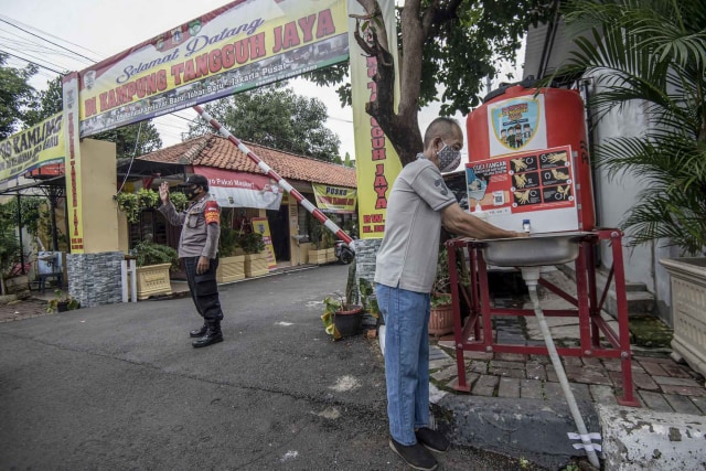 Warga mencuci tangan pada fasilitas yang disediakan di Kampung Tangguh Jaya RW 9, Johar Baru, Jakarta Pusat, Sabtu (30/1/2021). Foto: Aditya Pradana Putra/ANTARA FOTO