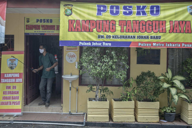 Warga menyemprotkan cairan disinfektan di Kampung Tangguh Jaya RW 9, Johar Baru, Jakarta Pusat, Sabtu (30/1/2021). Foto: Aditya Pradana Putra/ANTARA FOTO
