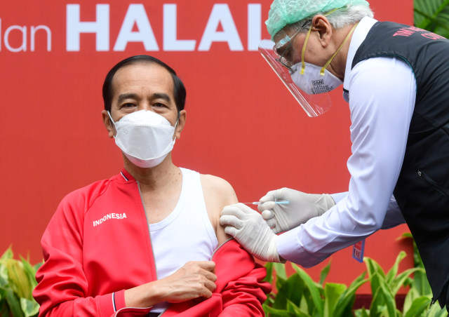 Presiden Joko Widodo saat disuntik vaksin corona Sinovac dosis ke-2 di Istana Negara, Jakarta, Rabu (27/1). Foto: Muchlis Jr/Biro Pers Sekretariat Presiden
