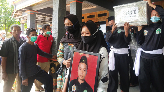 Kelompok perguruan pencak silat mengantar jenazah Riyanto, korban kecelakaan Sriwijaya Air ke pemakaman
