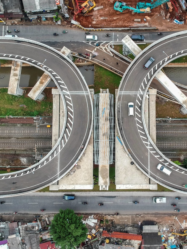 Foto udara jalan layang tapal kuda Lenteng Agung di kawasan Lenteng Agung, Jakarta, Minggu (31/1). Foto: Galih Pradipta/Antara Foto