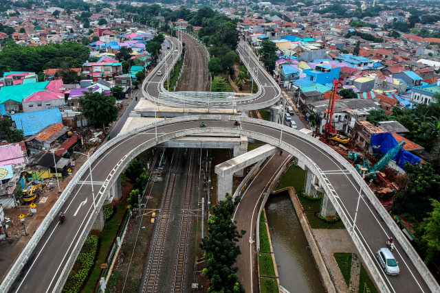 Kendaraan melintasi jalan layang tapal kuda Lenteng Agung saat uji coba lalu lintas di kawasan Lenteng Agung, Jakarta, Minggu (31/1). Foto: Galih Pradipta/Antara Foto