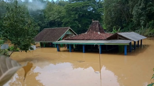 Salah satu rumah warga di Gunungkidul yang terendam banjir. Foto: TAGANA Gunungkidul.