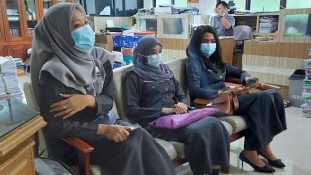 Eti Kurniawati (kanan), CPNS yang menjadi wanita pertama yang mengajar di MAN Tana Toraja tanpa hijab. Foto: Kemenag Sulsel