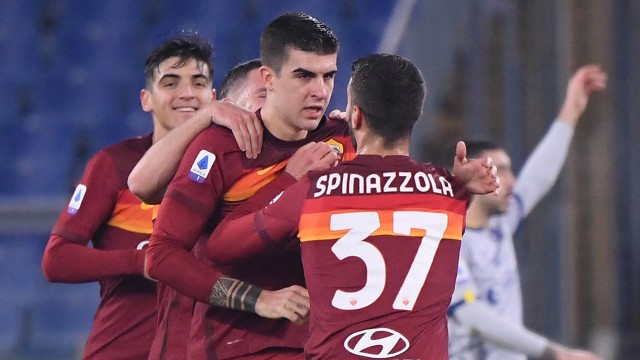 Selebrasi pemain AS Roma usai mencetak gol ke gawang Hellas Verona pada pertandingan lanjutan Serie A Italia di Stadio Olimpico, Roma, Italia. Foto: Alberto Lingria/REUTERS