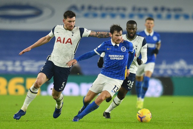Pemain Brighton & Hove Albion Pascal Gross berusaha melewati hadangan pemain Tottenham Hotspur pada pertandingan lanjutan Premier League di Stadion Komunitas American Express, Brighton, Inggris. Foto: Glyn Kirk/Pool/REUTERS