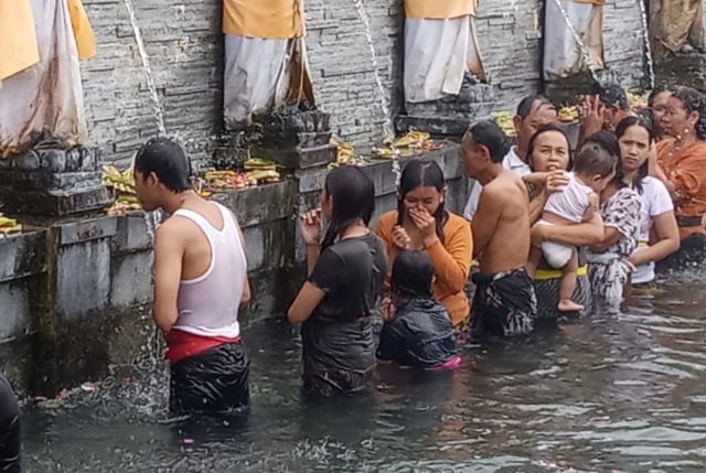 Umat Hindu di Bali melakukan pembersihan diri dengan melakukan tradisi melukat di pantai atau mata air seperti di Tirata Pancoran Solas - WIB
