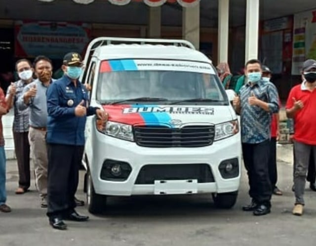 Penyerahan simbolis Esemka Bima 1.3 kepada pemerintah Desa Kebonan di Boyolali. dok. instagram.com/esemkaindonesia
