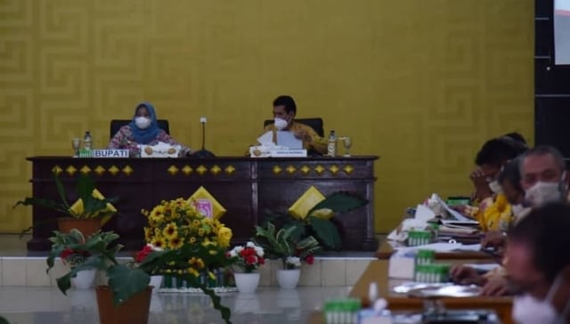 Bupati Kotawaringin Barat, Nurhidayah memimpin rapat PAD didampingi Molta Dena. Foto: PROKOM KOBAR.