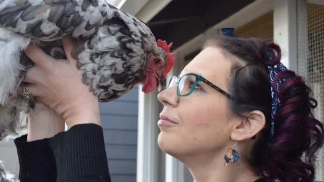 Seleta Nothnagel dan ayam peliharaannya bernama Blue. Foto: Facebook/Sarah Seleta Nothnagel 