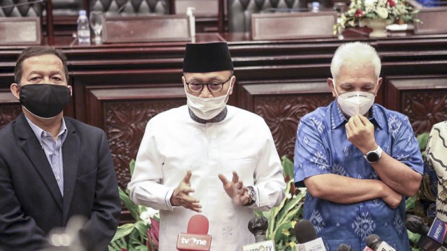Ketua Umum PAN Zulkifli Hasan (tengah).
 Foto: Dok. PAN