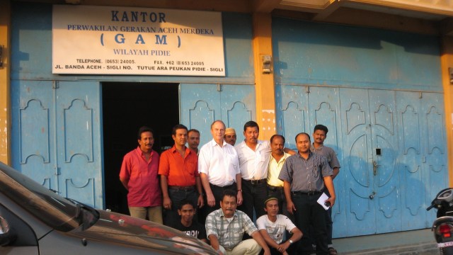 Jan Hodann (tengah) di depan kantor Perwakilan GAM Pidie, 2005. Dok. Munawar Liza