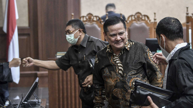 Terdakwa kasus suap penghapusan red notice Djoko Tjandra, Irjen Pol Napoleon Bonaparte (tengah) berbincang dengan kuasa hukumnya usai menjalani sidang lanjutan di Pengadilan Tipikor, Jakarta, Senin (1/2/2021). Foto: Sigid Kurniawan/ANTARA FOTO