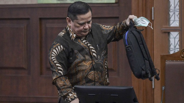 Terdakwa kasus suap penghapusan red notice Djoko Tjandra, Irjen Pol Napoleon Bonaparte tiba untuk menjalani sidang lanjutan di Pengadilan Tipikor, Jakarta, Senin (1/2/2021). Foto: Sigid Kurniawan/ANTARA FOTO