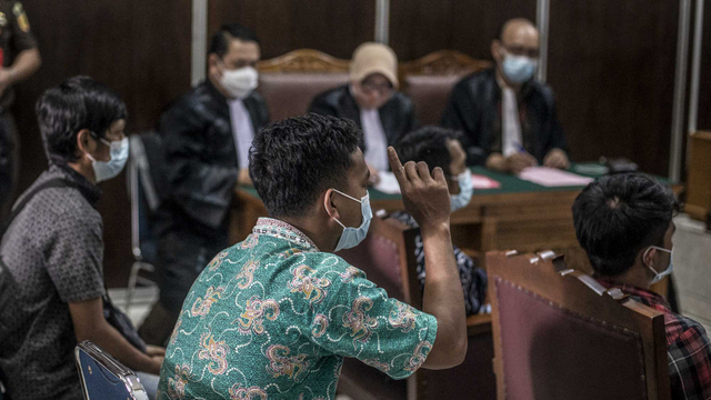 Terdakwa kasus kebakaran gedung utama Kejaksaan Agung, Halim (kedua kiri), Tarno (kiri), Karta (kanan) dan Sahrul Karim (kedua kanan) menjalani sidang perdana di Pengadilan Negeri Jakarta Selatan, Jakarta, Senin (1/2/2021). Foto: Aprillio Akbar/ANTARA FOTO