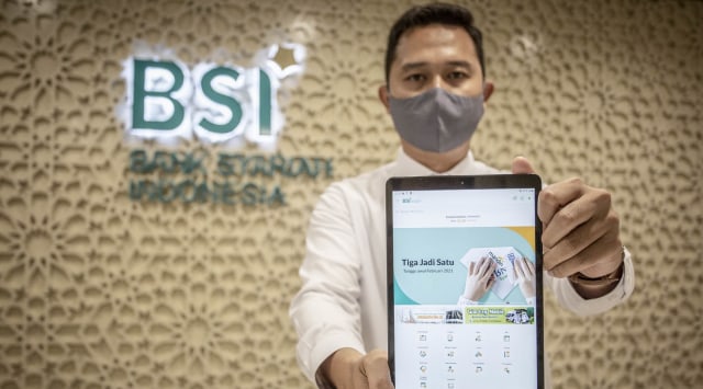 Pegawai menunjukan aplikasi Bank Syariah Indonesia (BSI) usai peresmiannya di Jakarta, Senin (1/2/2021). Foto: Dhemas Reviyanto/ANTARA FOTO
