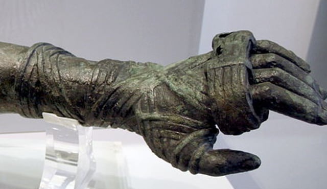 Sarung tangan tinju kuno. Sumber: Wikimedia Commons