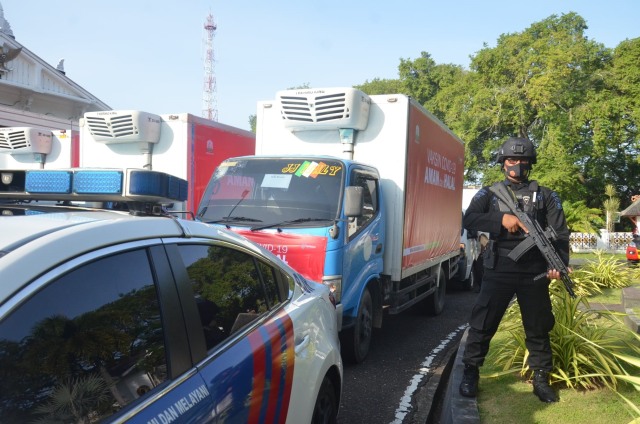 Distribusi vaksin corona Sinovac ke 21 kabupaten dan kota di Aceh mendapat pengawalan ketat personel Brimob Polda Aceh, Senin (1/2). Foto: Dok. Dinkes Aceh