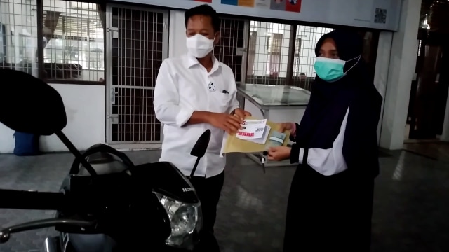 Nurul usai menerima hadiah sepeda motor usai mengikuti sidang meja hijau. Foto: Dok. Istimewa