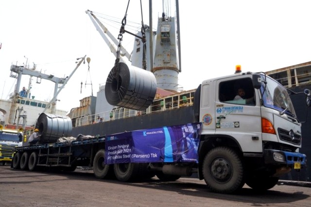 PT Krakatau Steel ekspor baja perdana di 2021 ke Malaysia. Foto: ANTARA/Krakatau Steel