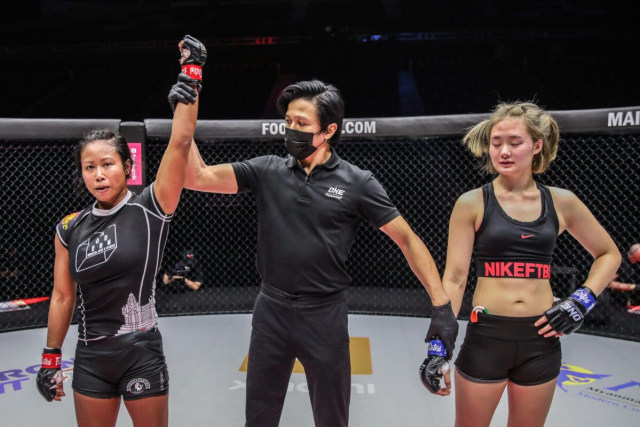 Sovannahry Em (kiri) mengangkat tangannya ke atas usai meraih kemenangan comeback di ajang ONE: UNBREAKABLE III (ONE Championship)