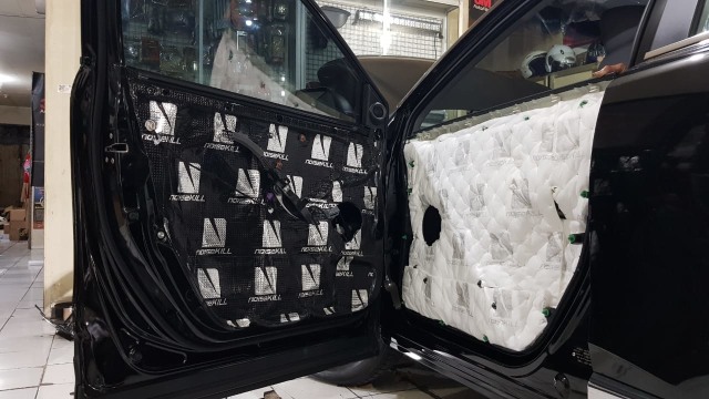 Peredam kabin mobil aftermarket. Foto: dok. Justinus Wirawan